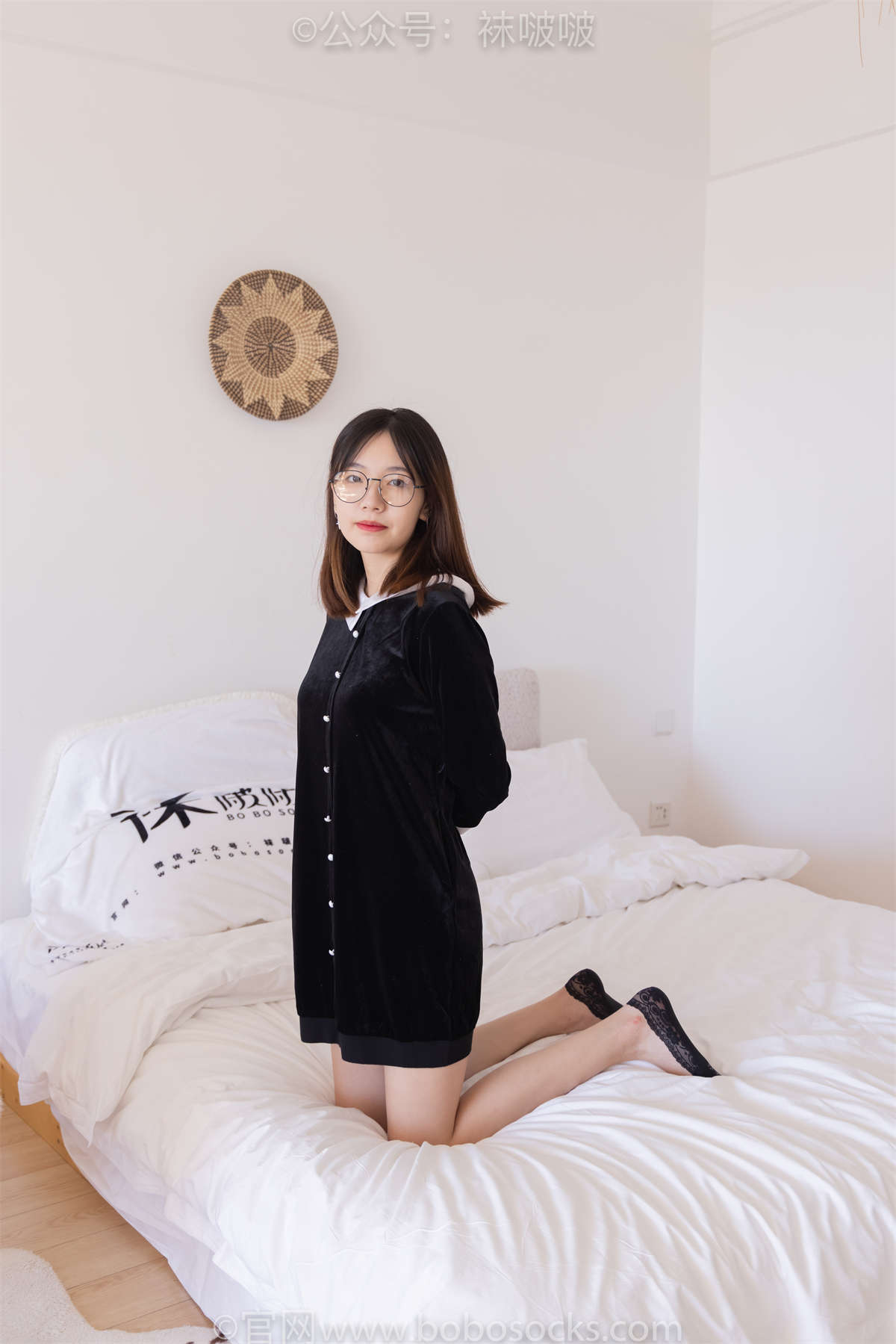 图片[2]-袜啵啵 No.053 小甜豆-皮鞋、厚黑丝、黑色蕾丝船袜花絮版-日更街拍