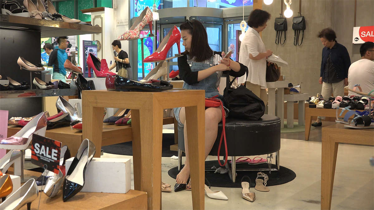 图片[2]-清纯可人的小美女，一双裸足嫩的透心白的耀眼-日更街拍