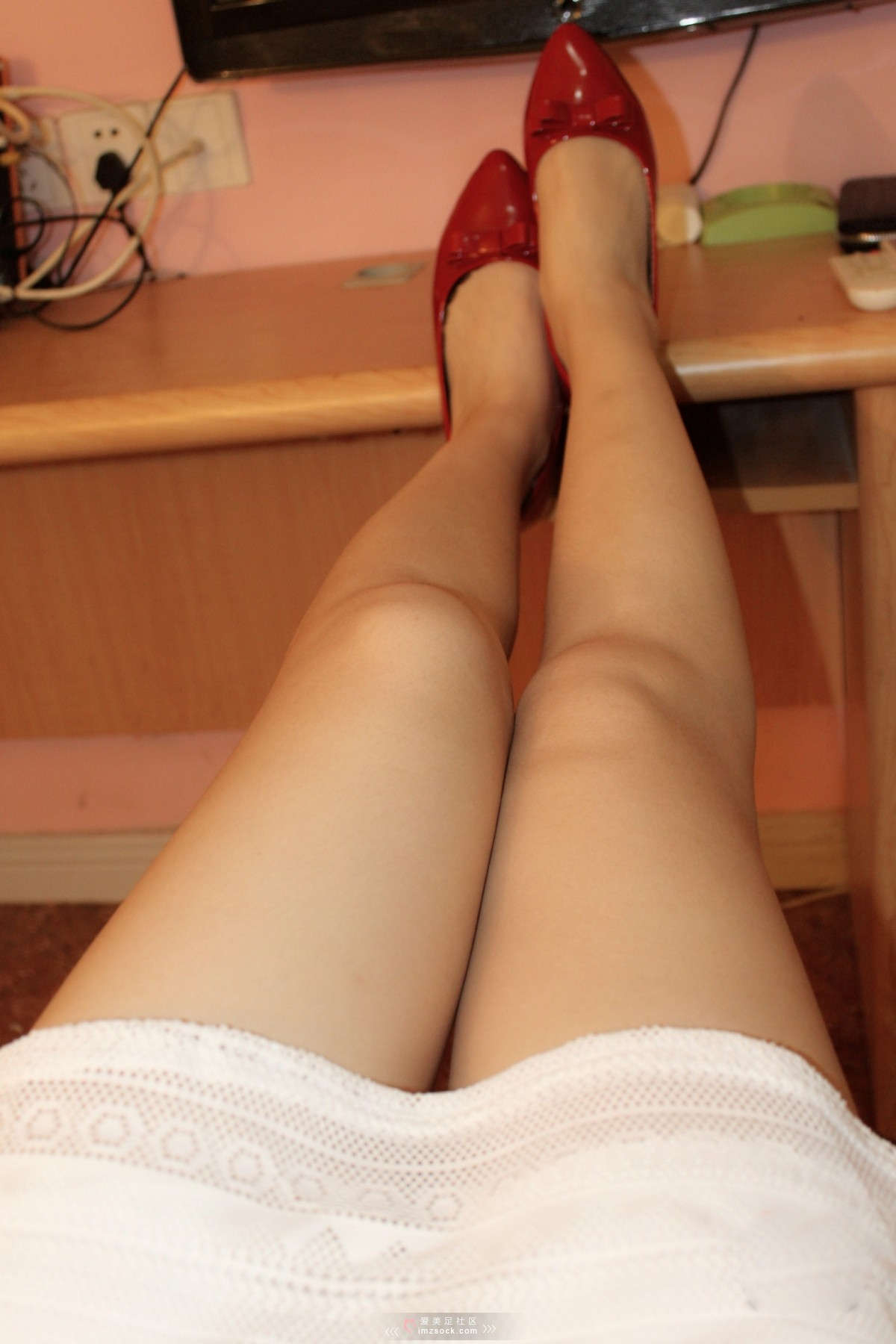 图片[2]-MZSOCK-2018 No.298 连衣裙红色平跟小皮鞋女神 性感蕾丝小船袜 妹子腿和脚都非常嫩-日更街拍