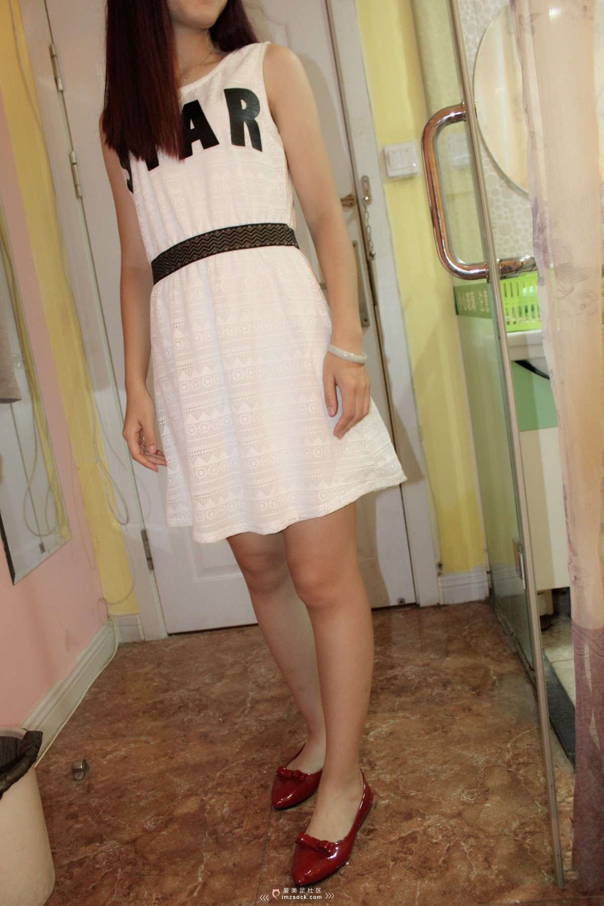 MZSOCK-2018 No.298 连衣裙红色平跟小皮鞋女神 性感蕾丝小船袜 妹子腿和脚都非常嫩-日更街拍
