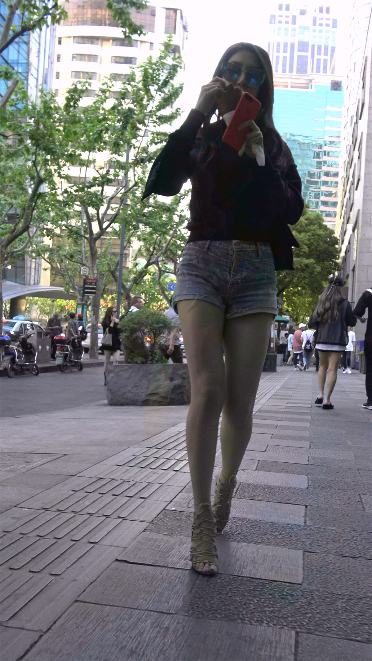 高腰热裤黑衬衫美腿-日更街拍