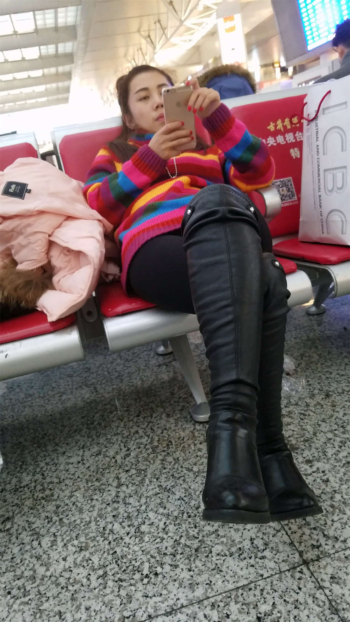 图片[2]-车站拍摄彩虹毛衣连衣裙黑色高筒皮鞋长腿妹子-日更街拍