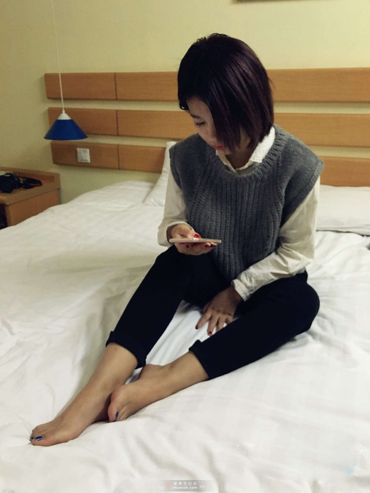 图片[2]-MZSOCK-2018 No.299 可爱短发棉袜小妹N字鞋嫩脚-日更街拍