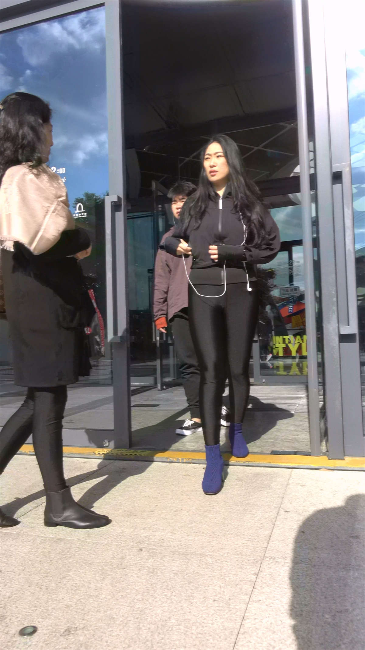 黑色紧身弹力裤短靴美女-日更街拍