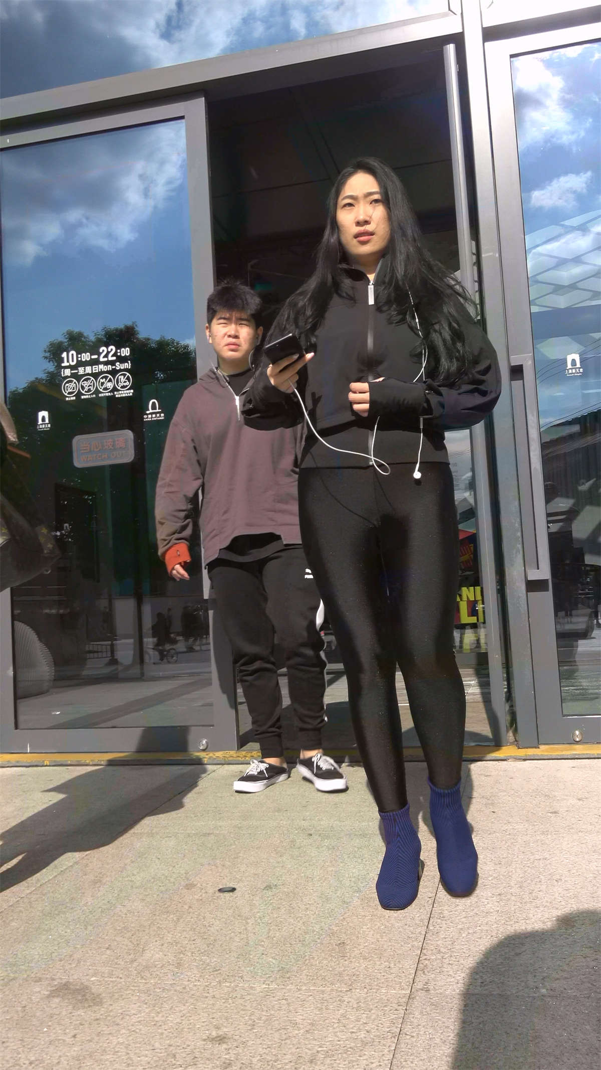 图片[2]-黑色紧身弹力裤短靴美女-日更街拍