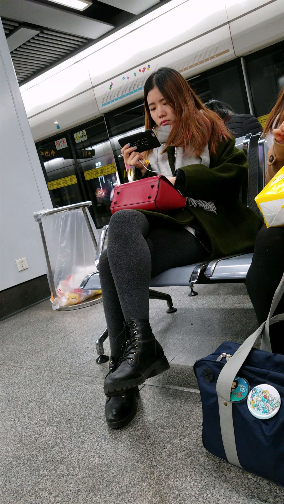 图片[2]-地铁站拍摄灰色棉袜漂亮白肤妹子-日更街拍