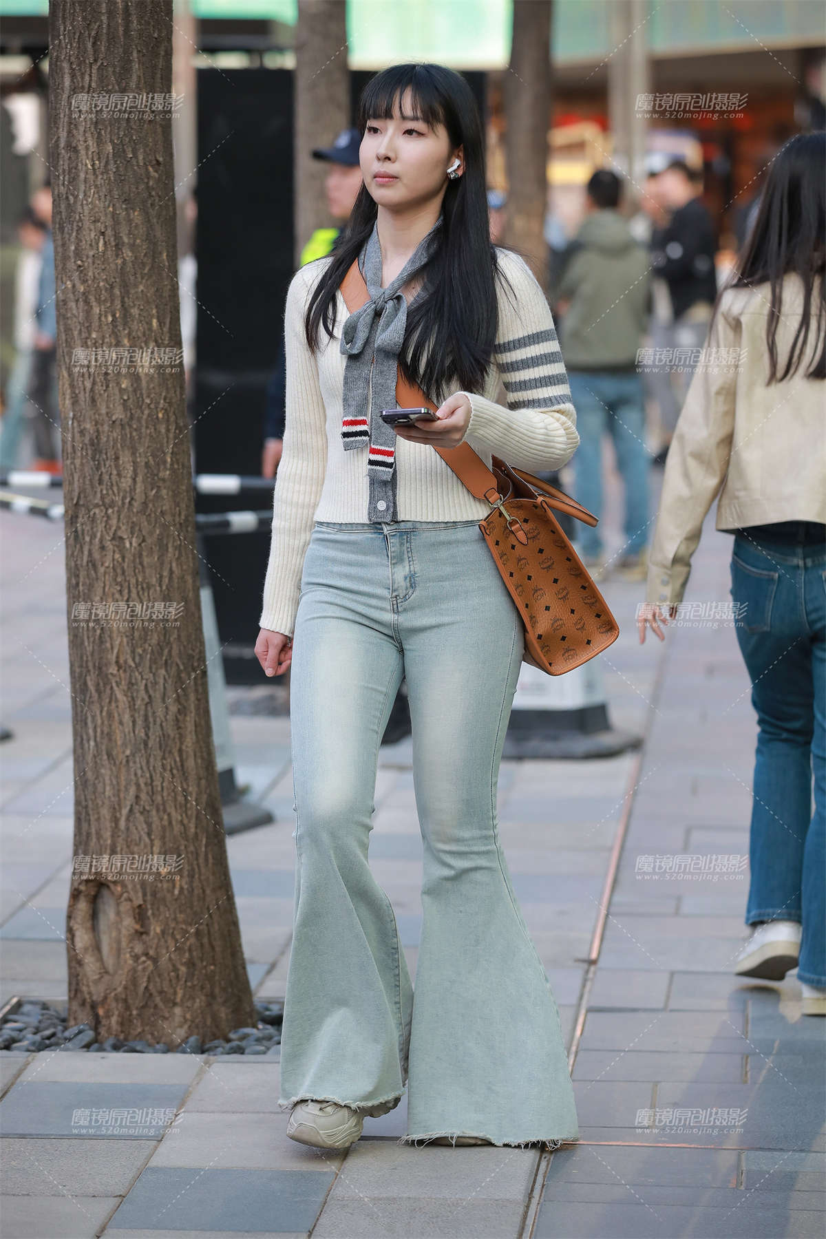 浅蓝牛仔裤美女-日更街拍