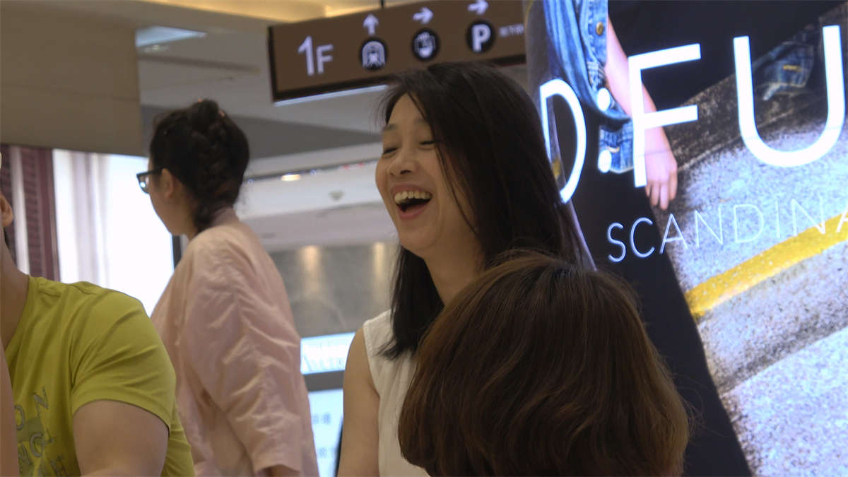 图片[2]-极品脚功漂亮的高跟鞋美女-日更街拍