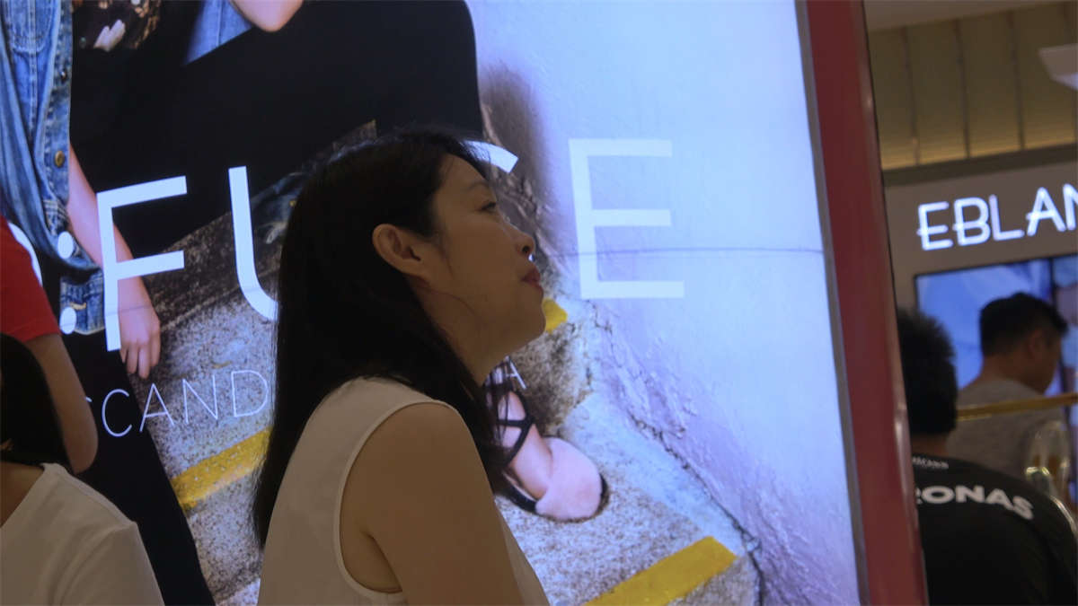 极品脚功漂亮的高跟鞋美女-日更街拍