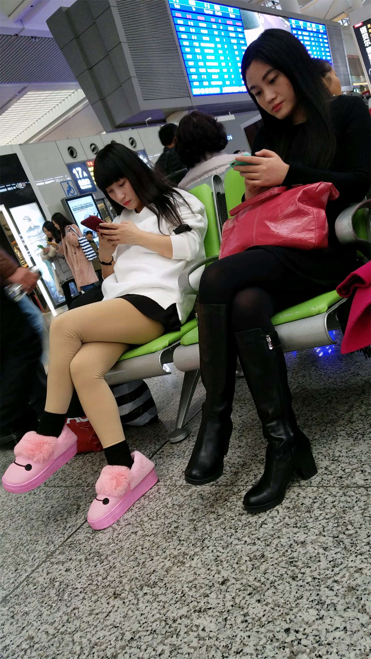 高铁站黑色丝袜极品修长美腿黑色皮靴长发妹子-日更街拍