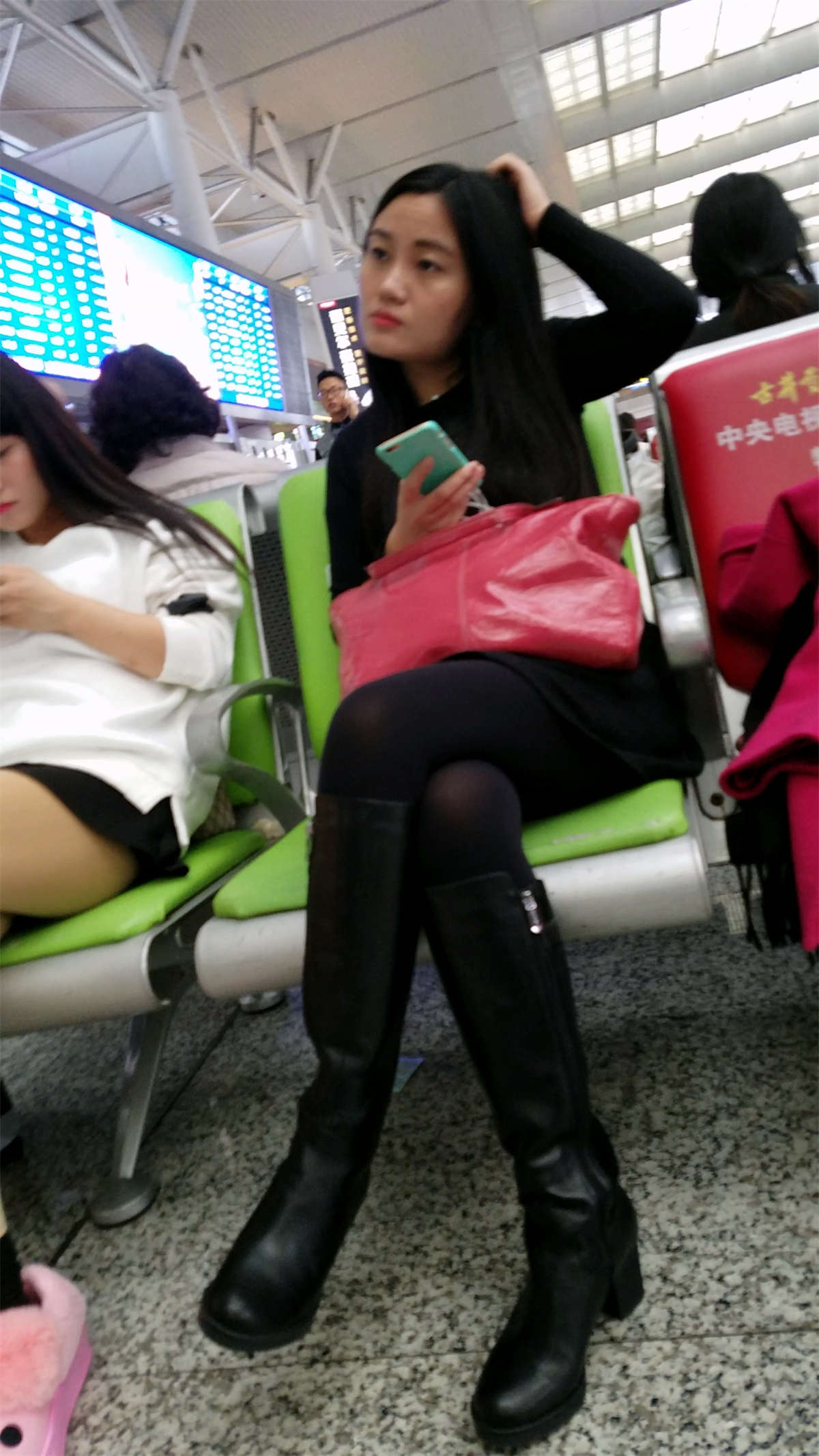 图片[2]-高铁站黑色丝袜极品修长美腿黑色皮靴长发妹子-日更街拍