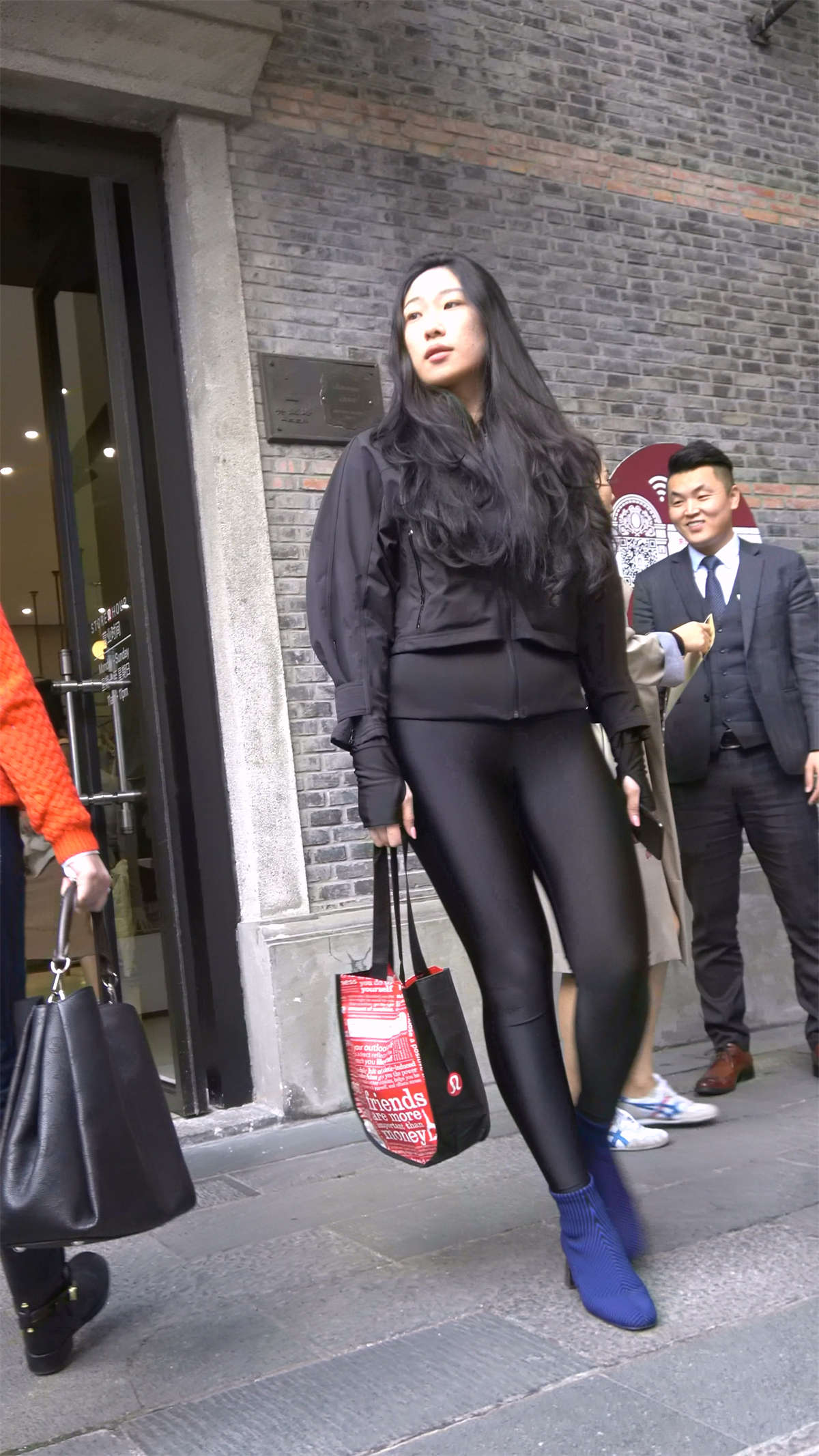 黑色外套弹力裤蓝短靴美臀美女-日更街拍