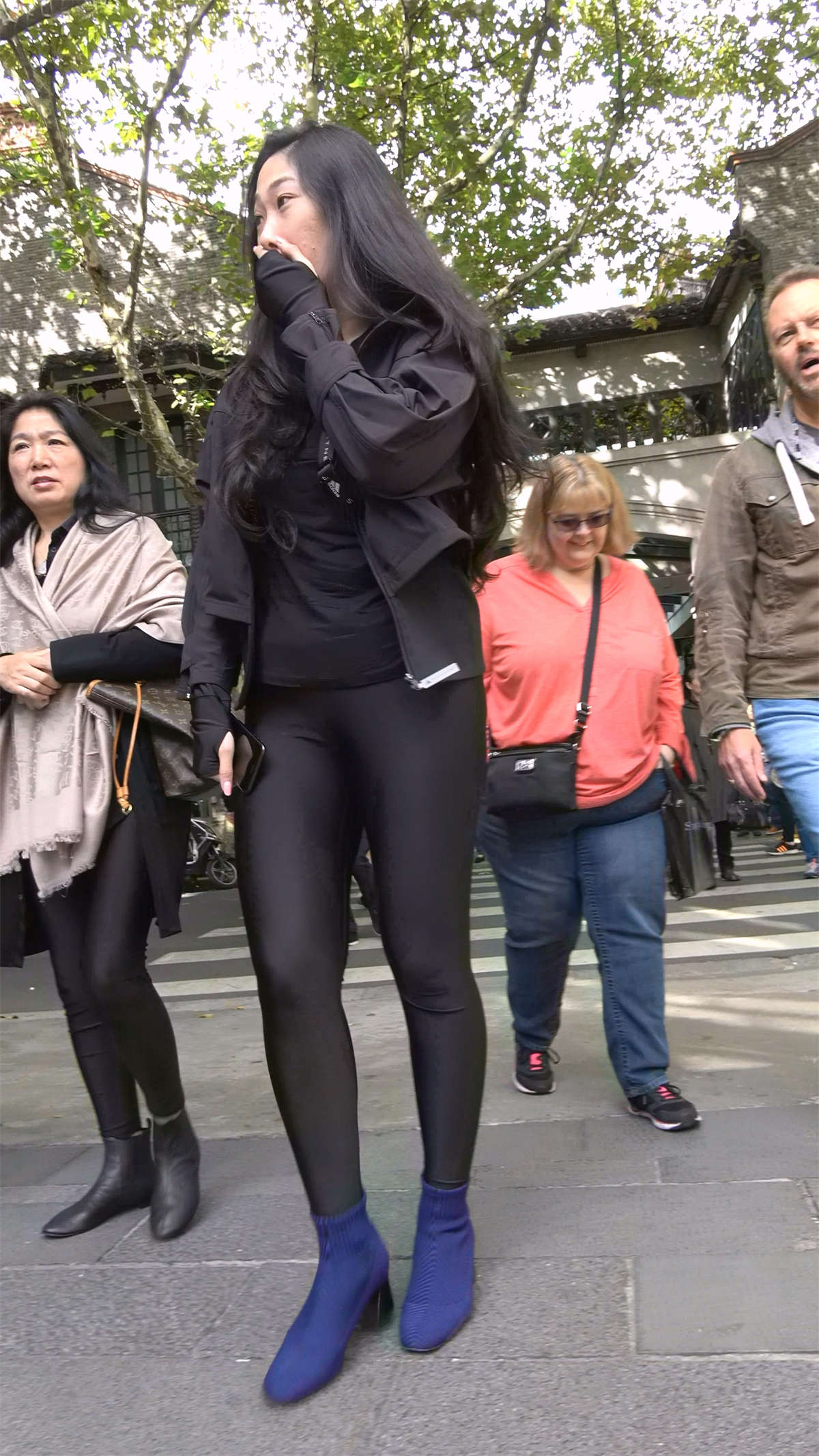 图片[2]-黑色外套弹力裤蓝短靴美臀美女-日更街拍