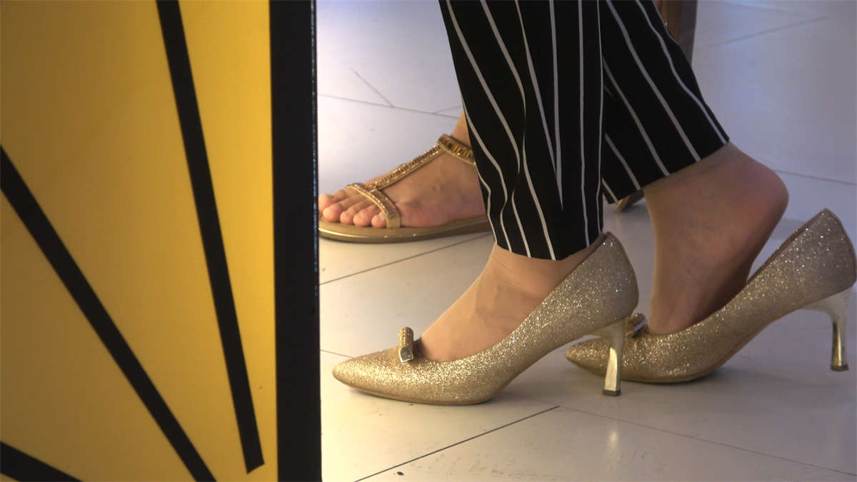 图片[2]-穿黑色条纹衫裙裤的高跟肉丝女孩-日更街拍