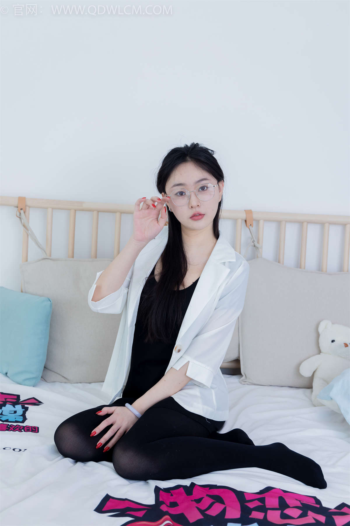 物恋传媒 NO.1947 美兔-满园春色-日更街拍