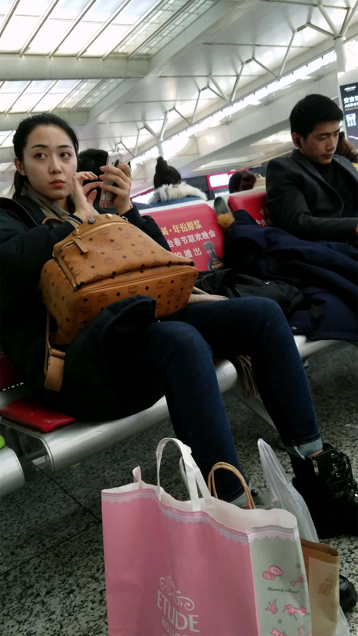 高铁站拍摄蓝色紧身牛仔裤白净妹子-日更街拍