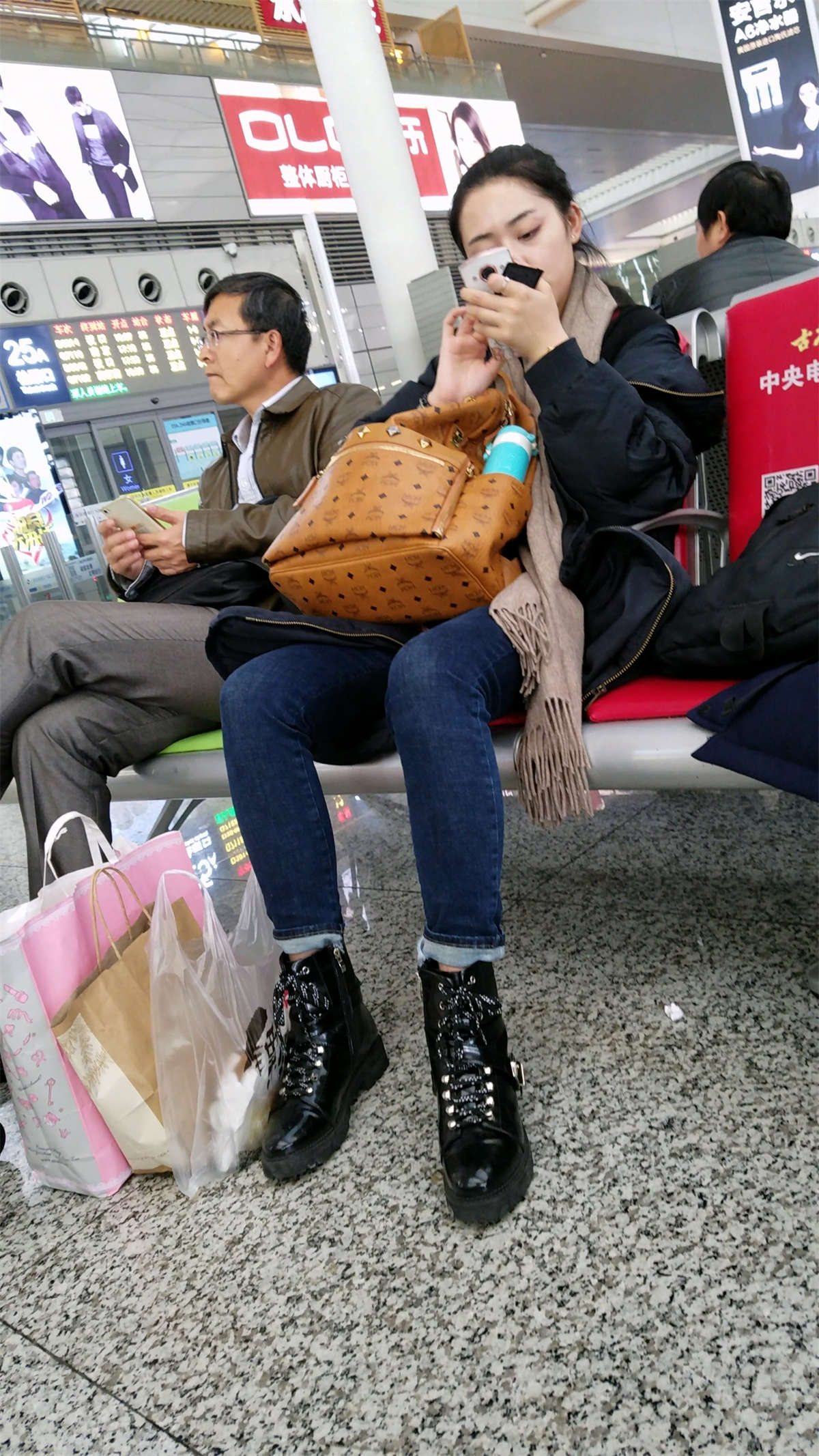 图片[2]-高铁站拍摄蓝色紧身牛仔裤白净妹子-日更街拍