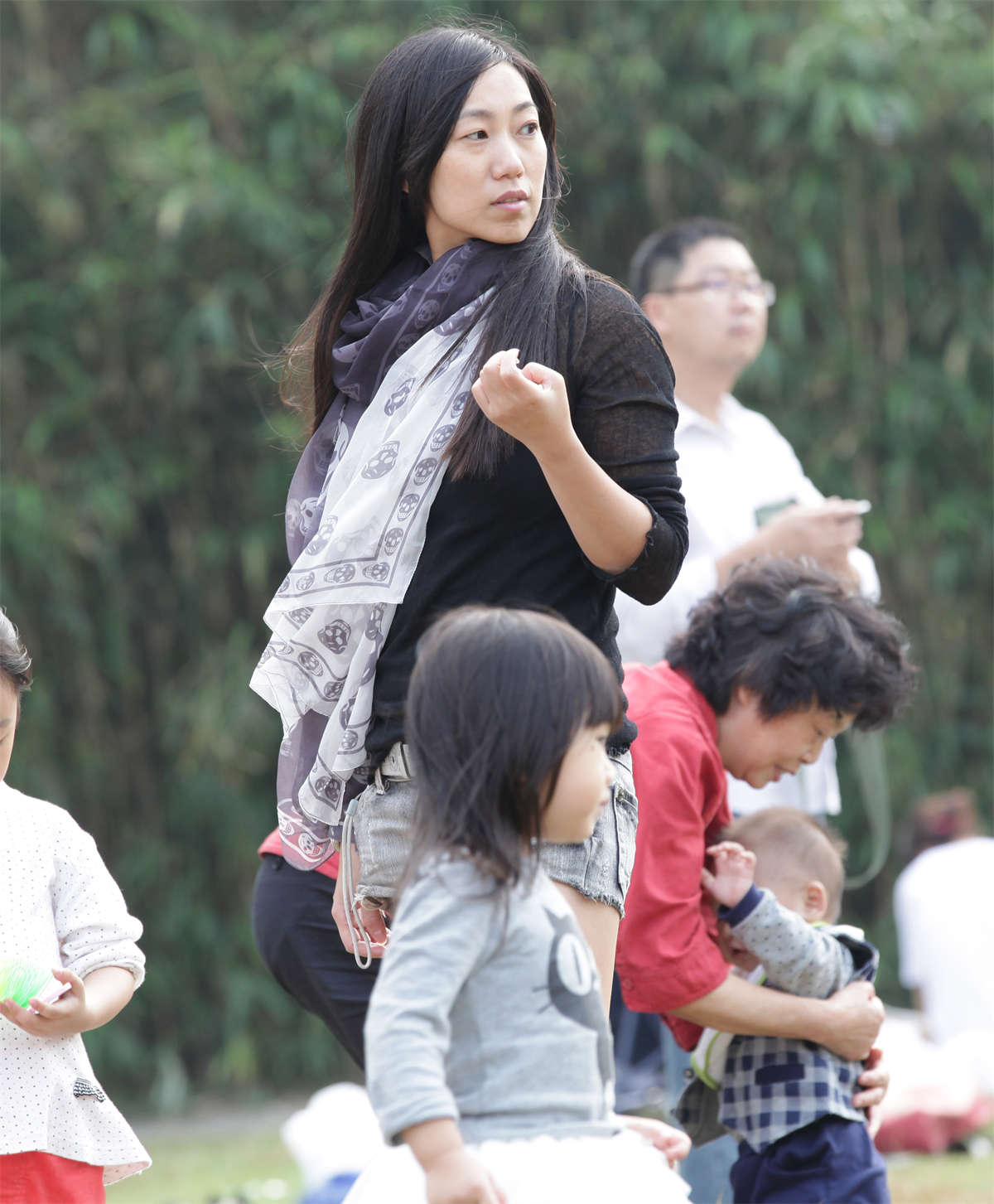 踏青公园街拍系列No.453 漂亮少妇的一双玲珑玉足-日更街拍
