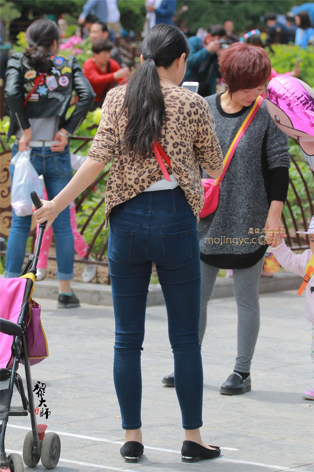 紧身蓝牛仔的诱惑（25P）-日更街拍