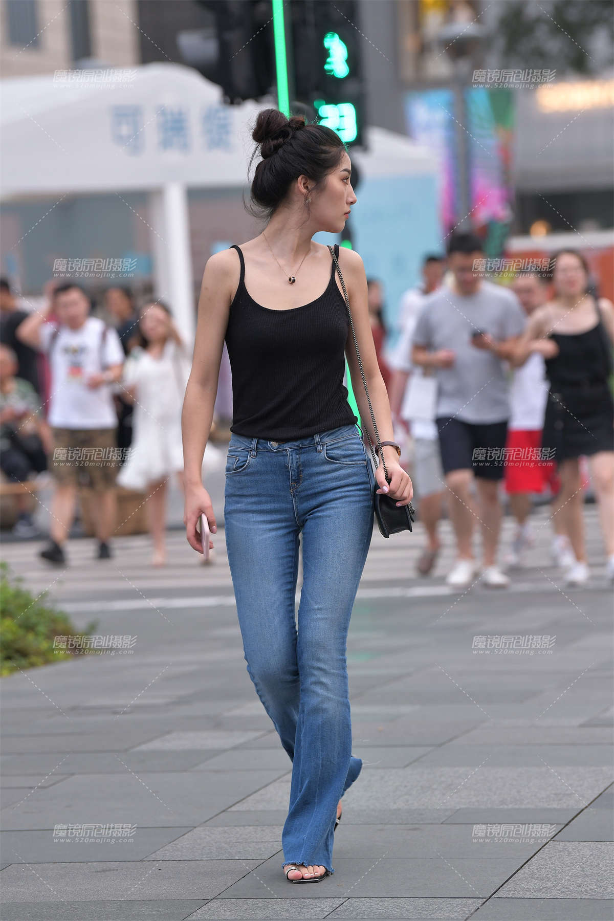 【视觉冲击赛贴】高挑的吊带紧牛小姐姐-日更街拍