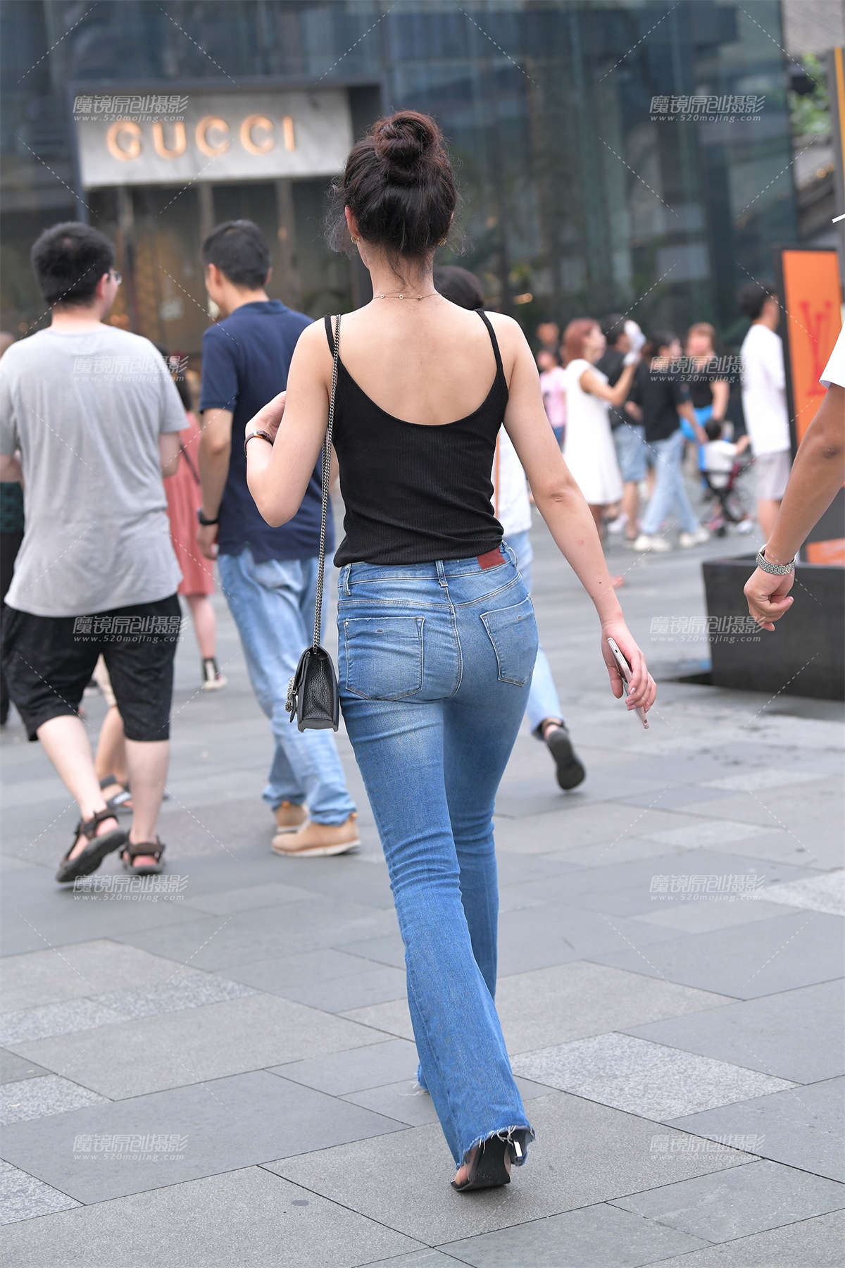 图片[2]-【视觉冲击赛贴】高挑的吊带紧牛小姐姐-日更街拍