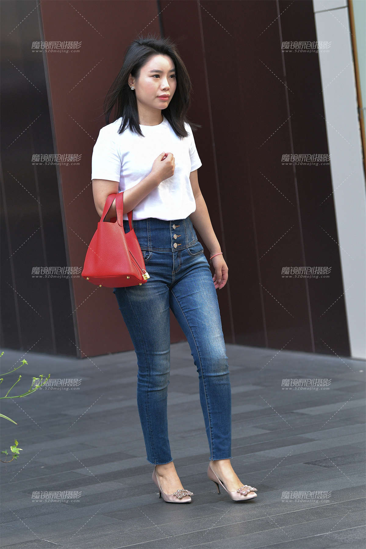 【视觉冲击赛贴】饱满的圆臀，紧牛高跟小姐姐-日更街拍