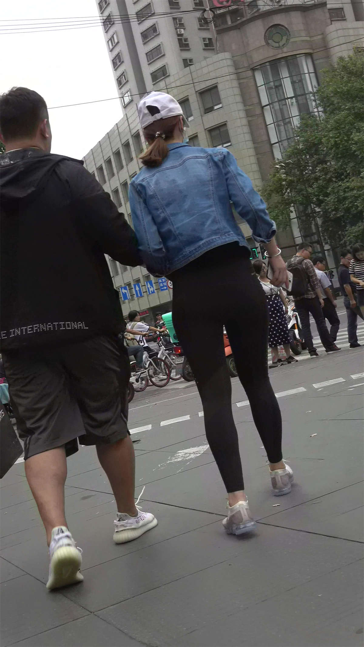 超紧身弹力裤牛仔外套鸭舌帽小姐姐-日更街拍