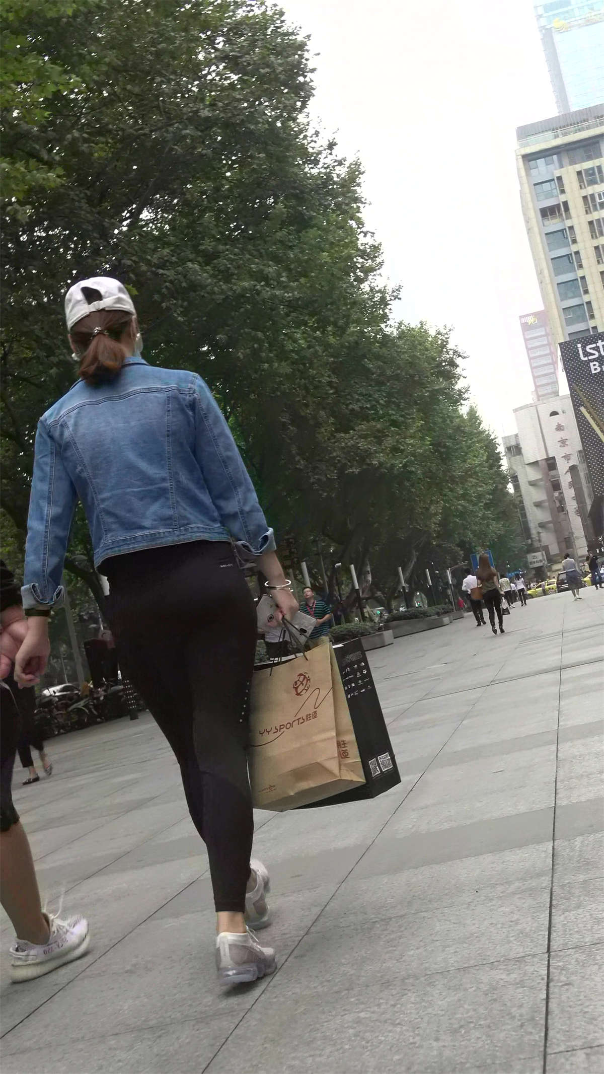 图片[2]-超紧身弹力裤牛仔外套鸭舌帽小姐姐-日更街拍