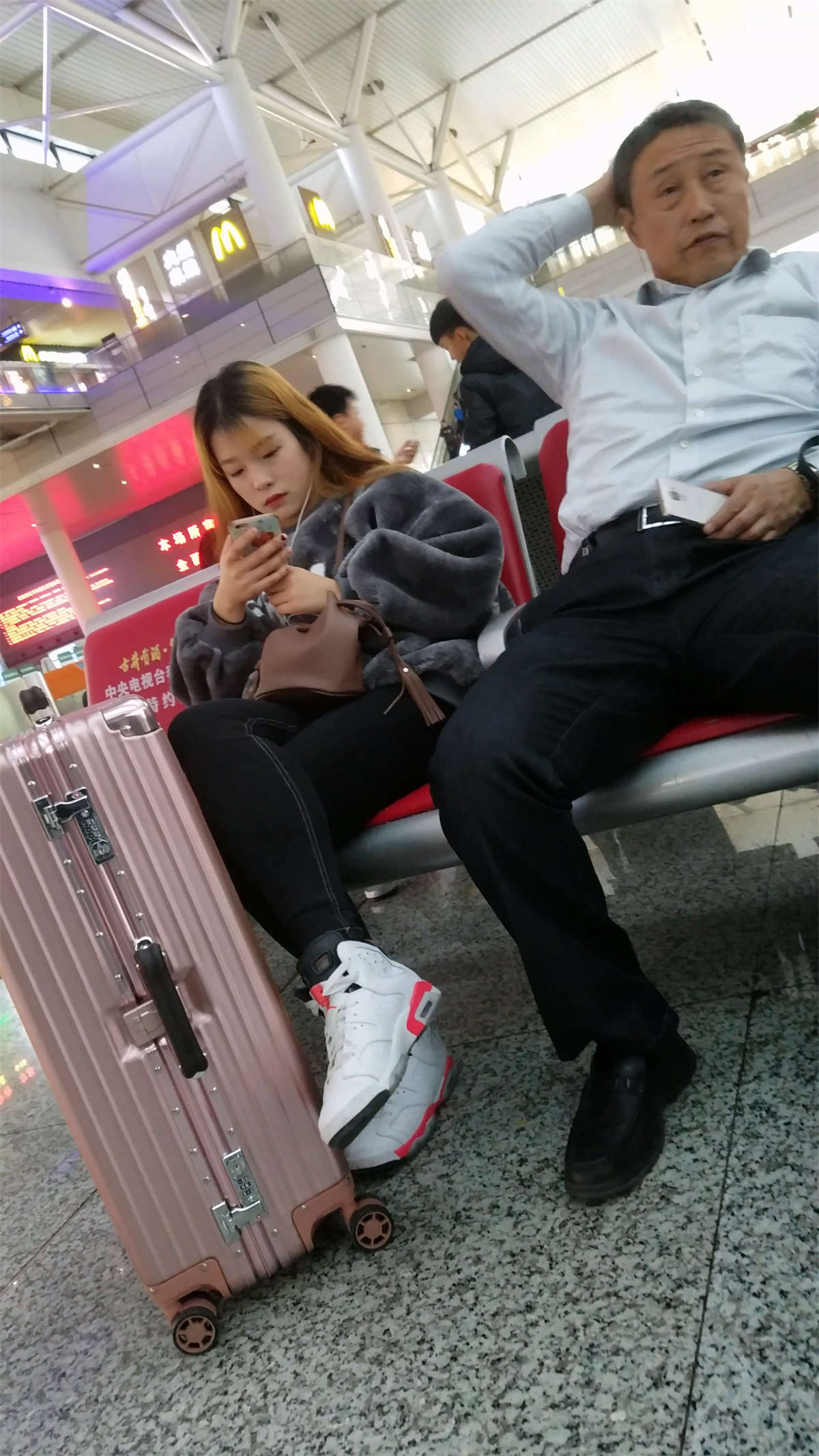 候车的黑色紧身牛仔裤金黄长发漂亮美女-日更街拍