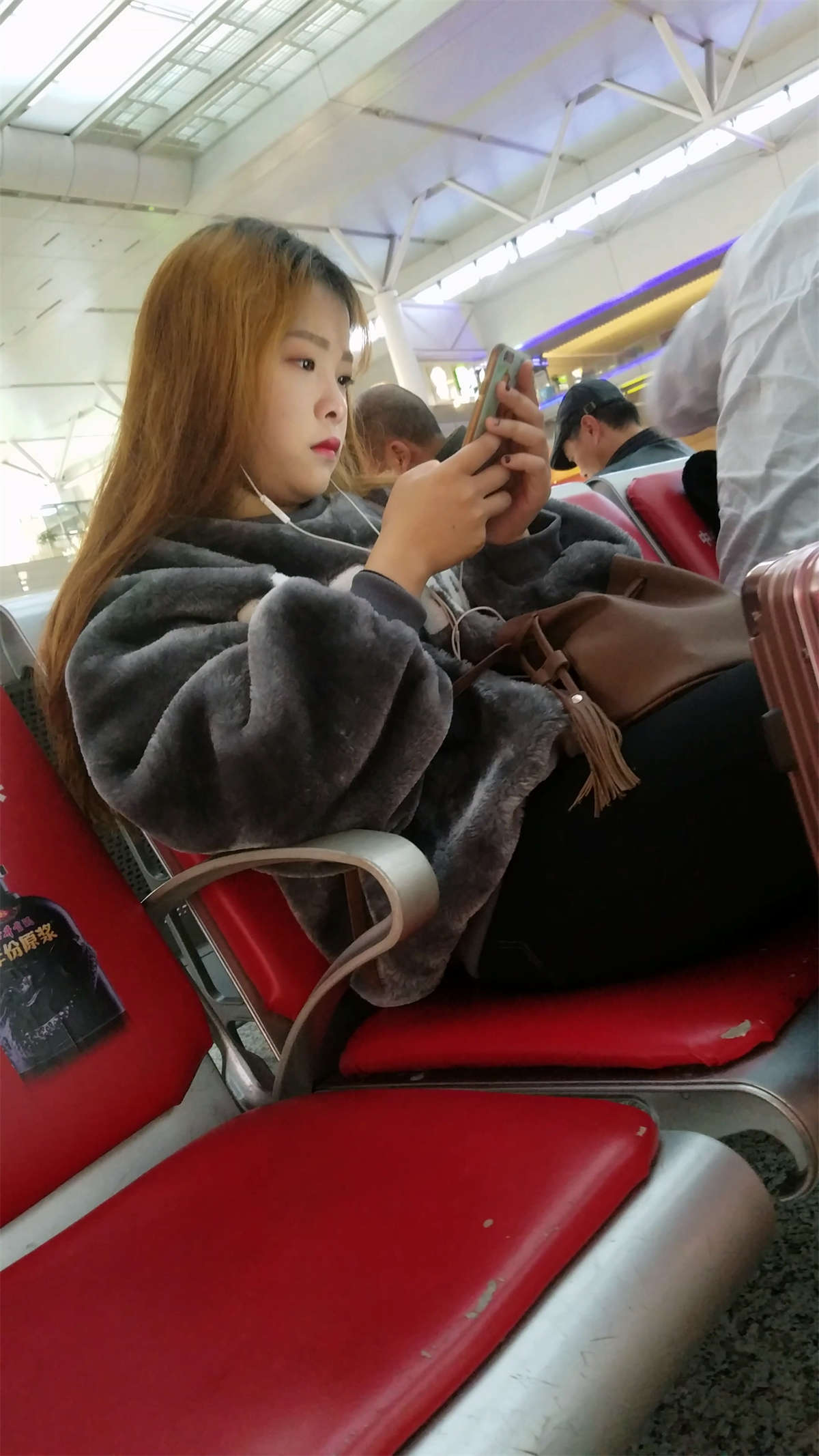 图片[2]-候车的黑色紧身牛仔裤金黄长发漂亮美女-日更街拍