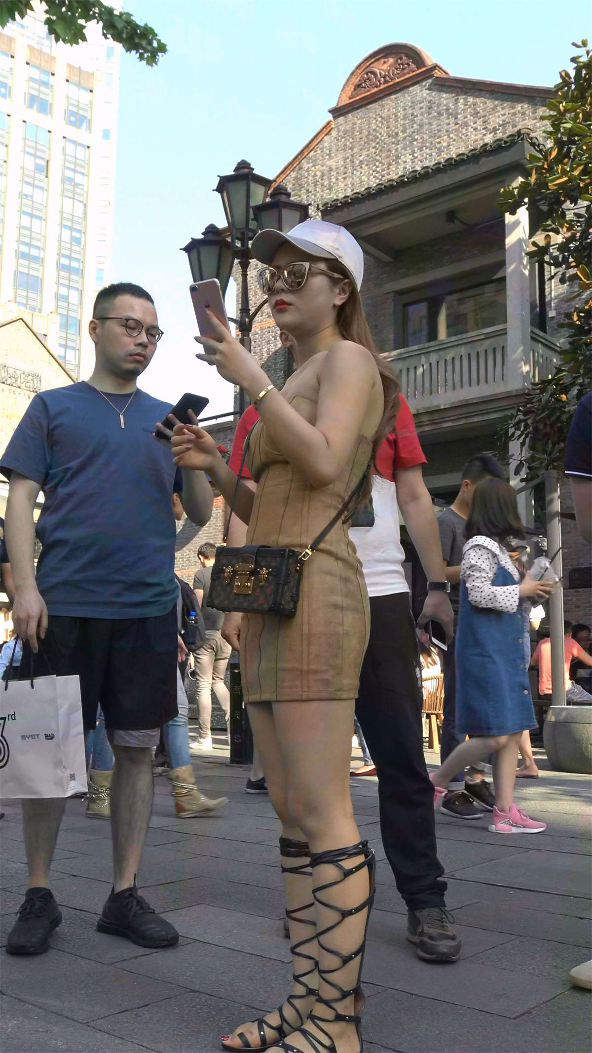 图片[2]-米色包臀裙鸭舌帽罗马鞋美女-日更街拍