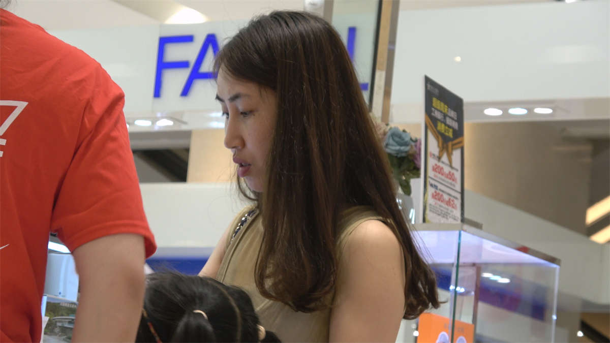 图片[2]-化妆柜漂亮长裙少妇凉鞋透明短肉丝-日更街拍