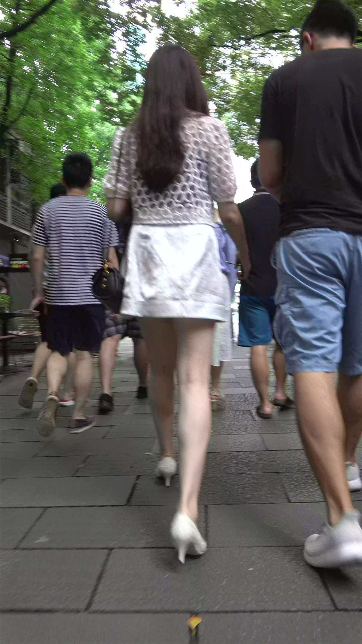 图片[2]-超性感白裙街拍御姐范高跟鞋美女-日更街拍