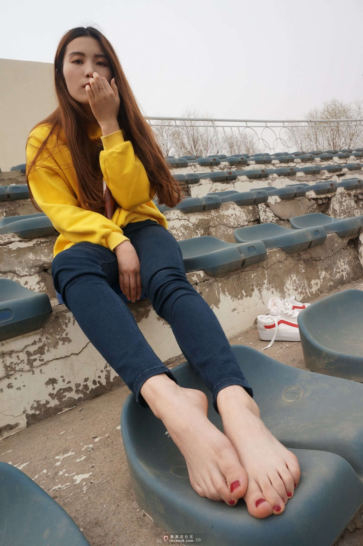 图片[2]-MZSOCK-2018 No.303 牛仔裤Vans小白鞋红指甲-日更街拍