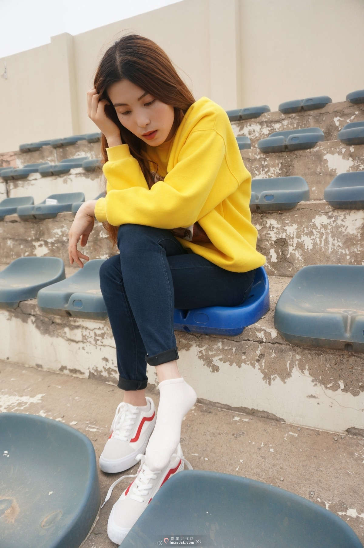 MZSOCK-2018 No.303 牛仔裤Vans小白鞋红指甲-日更街拍