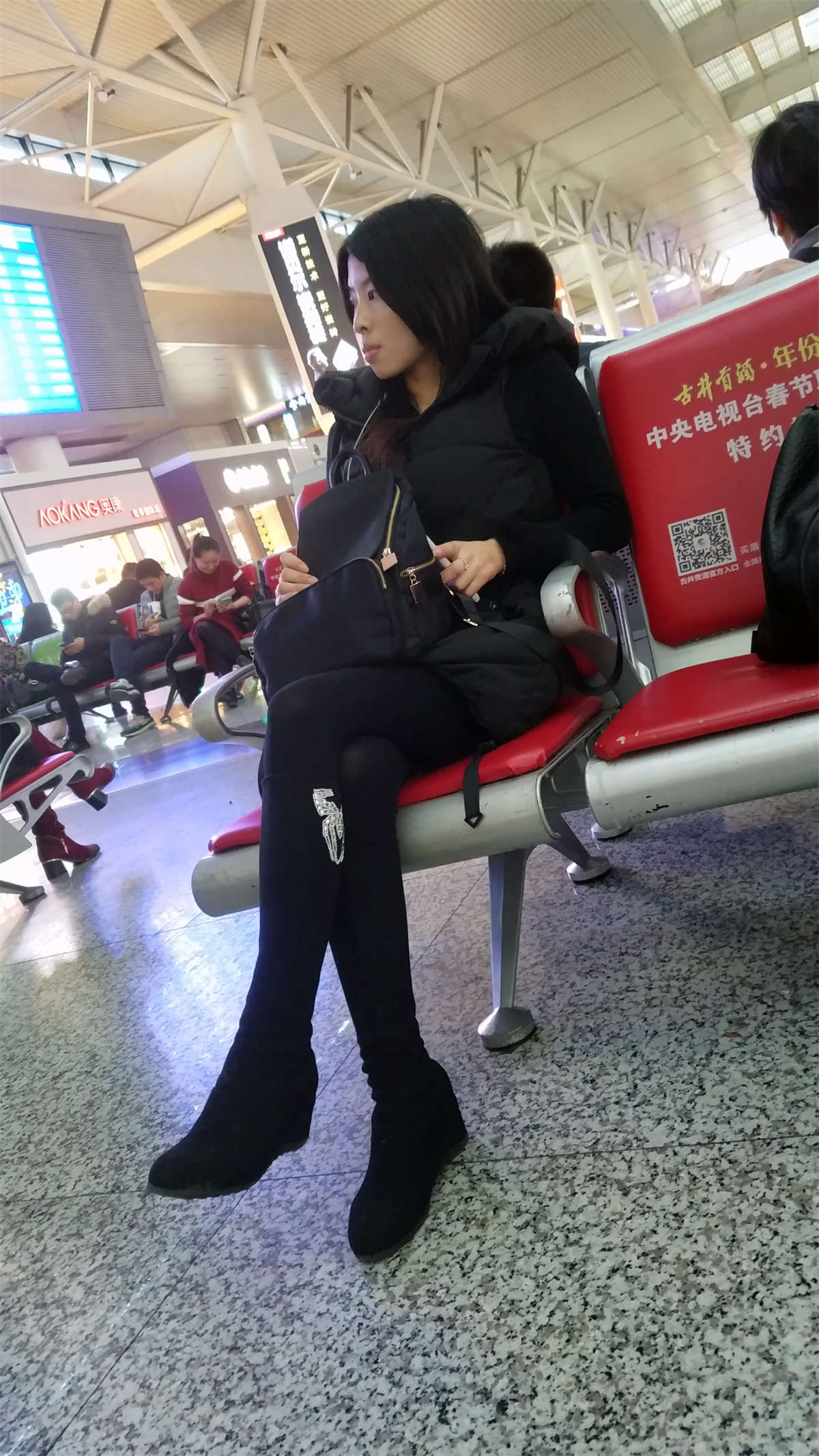 火车站候车的极品长腿黑色丝袜高靴少妇-日更街拍