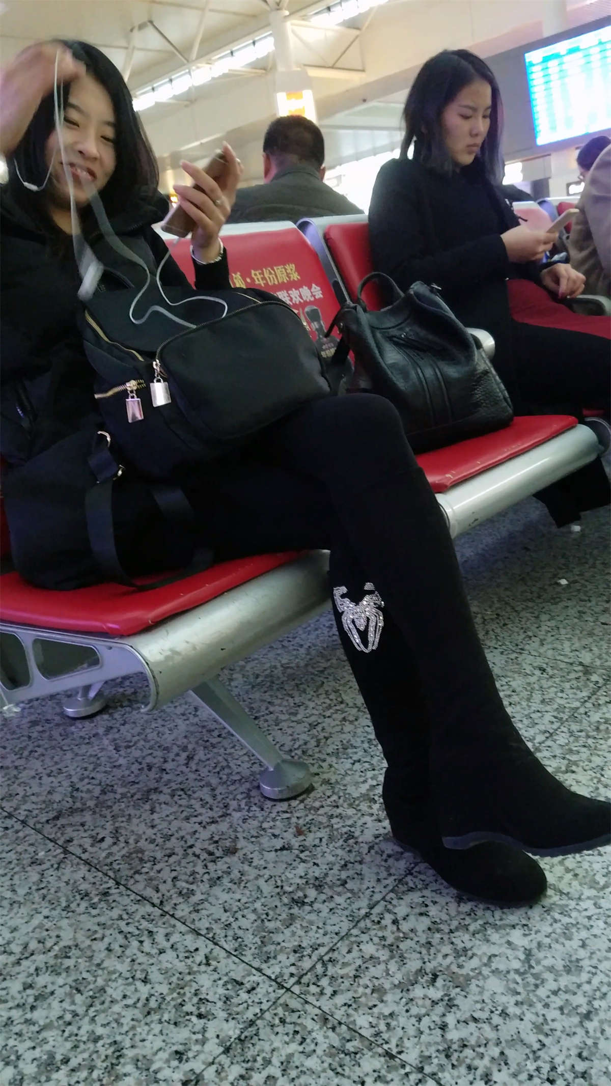 图片[2]-火车站候车的极品长腿黑色丝袜高靴少妇-日更街拍
