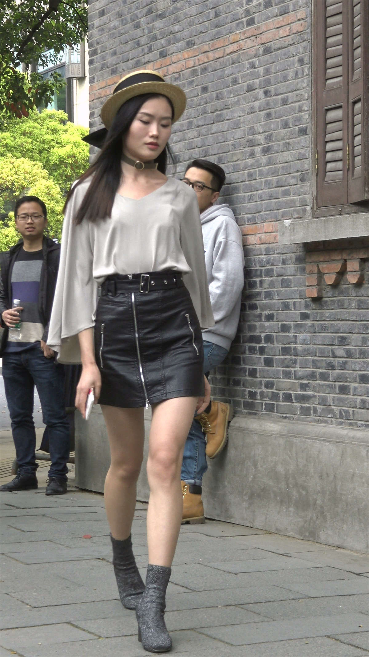 牛仔裤黑色皮裙美女-日更街拍