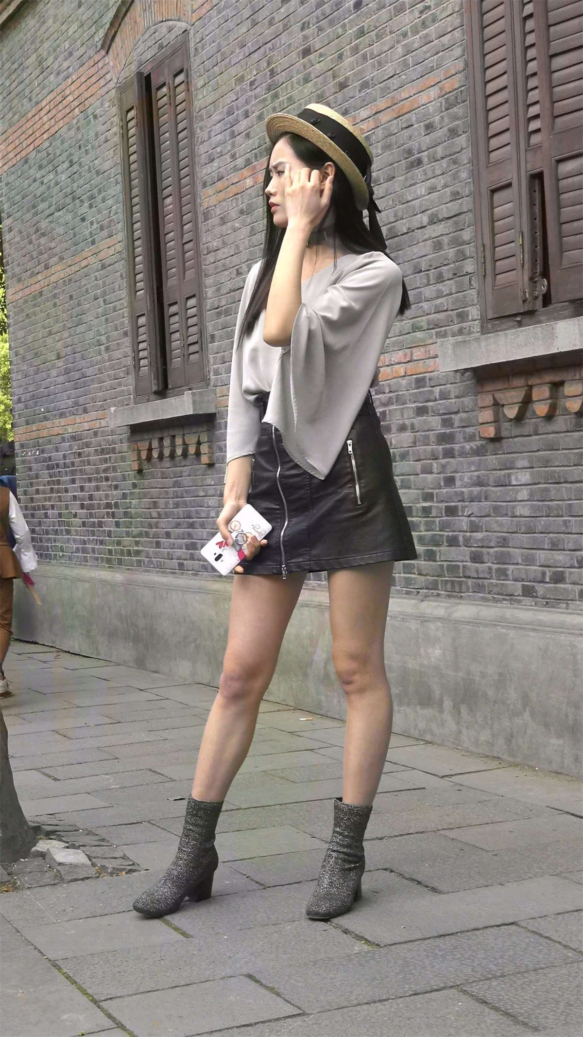 图片[2]-牛仔裤黑色皮裙美女-日更街拍