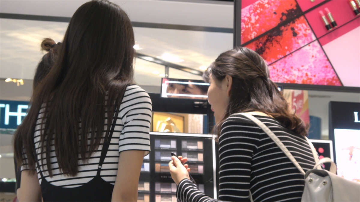 图片[2]-化妆品柜的OL肉丝高跟晾足-日更街拍