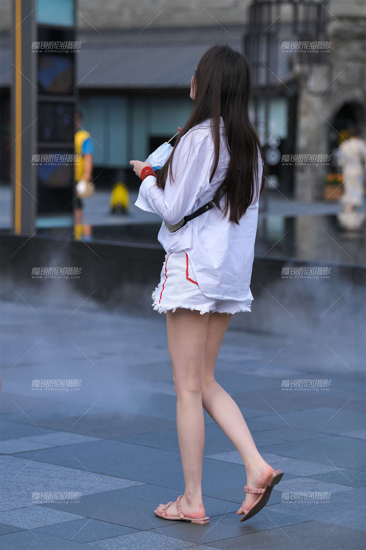 图片[2]-白热裤长腿美女-日更街拍