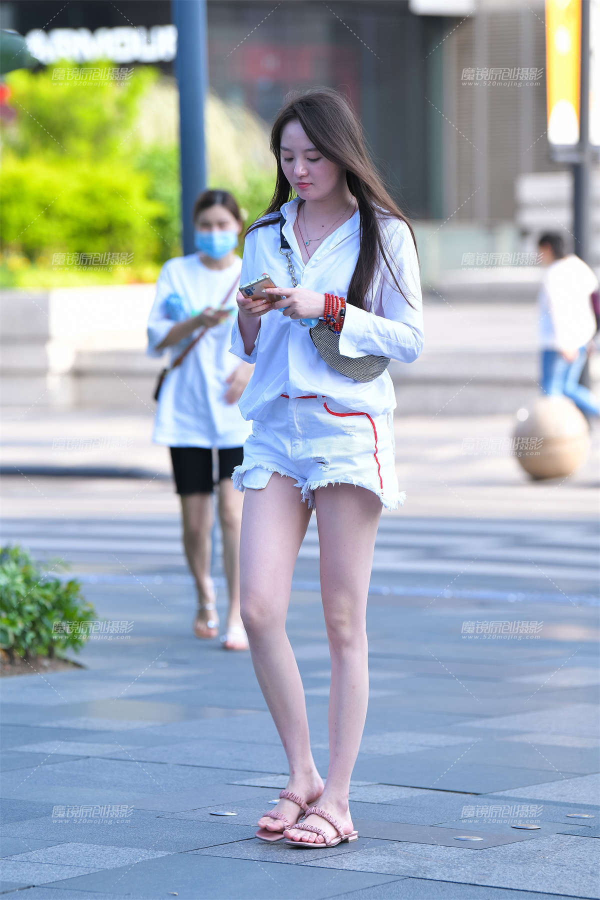 白热裤长腿美女-日更街拍