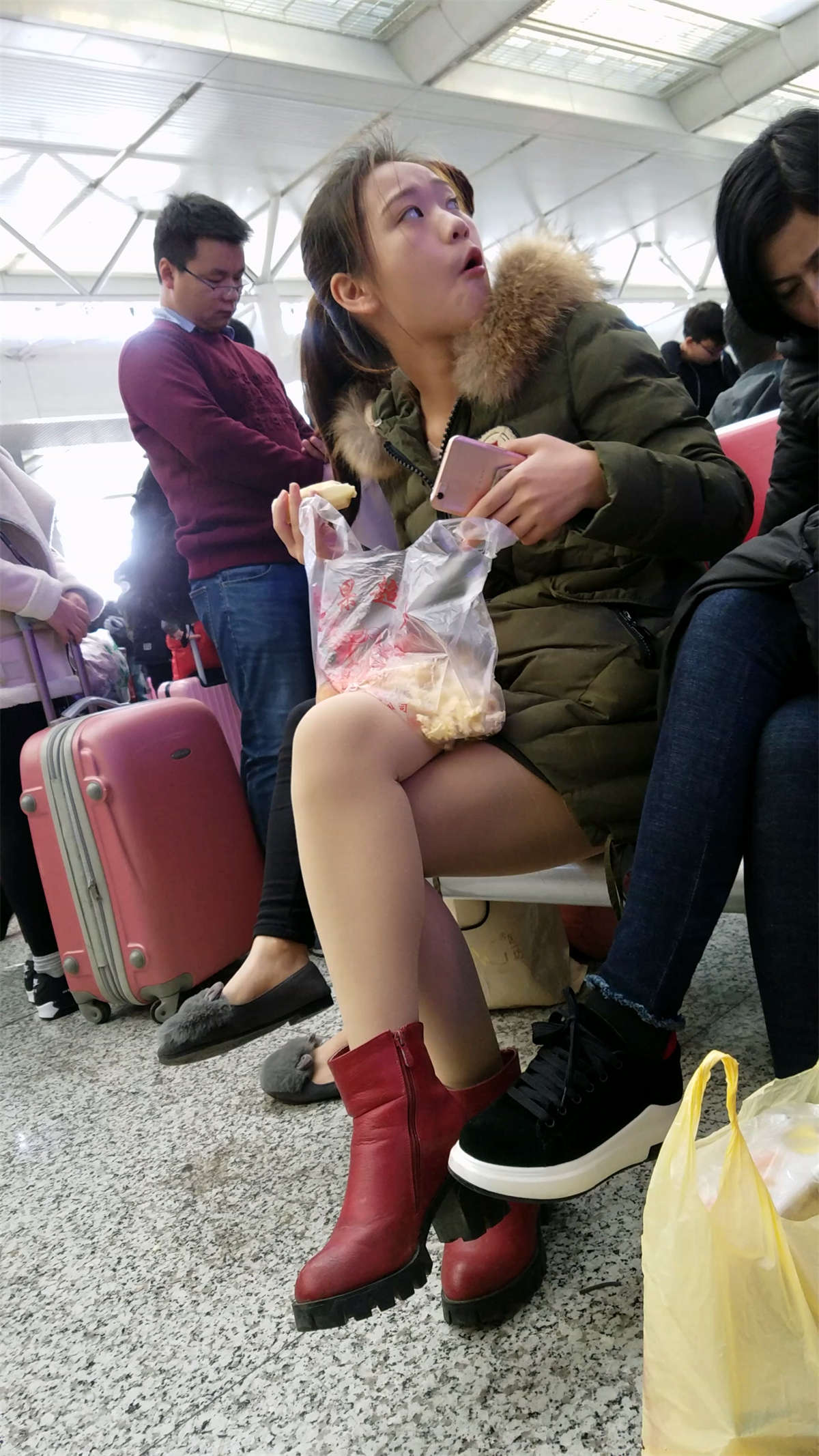 火车站拍摄军绿色羽绒服肉色丝袜清纯小妹-日更街拍