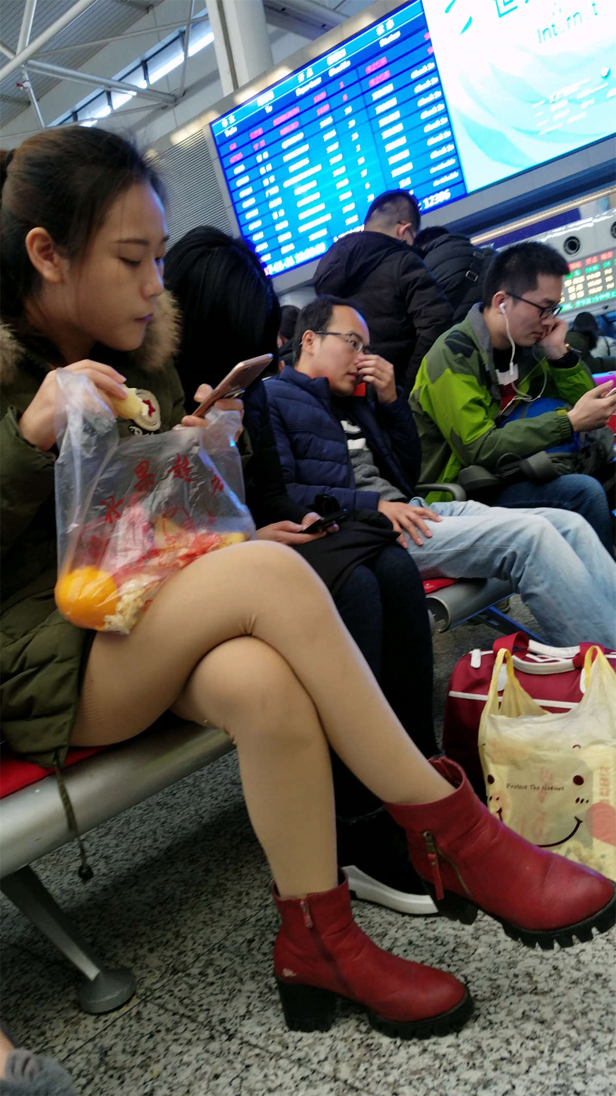 图片[2]-火车站拍摄军绿色羽绒服肉色丝袜清纯小妹-日更街拍