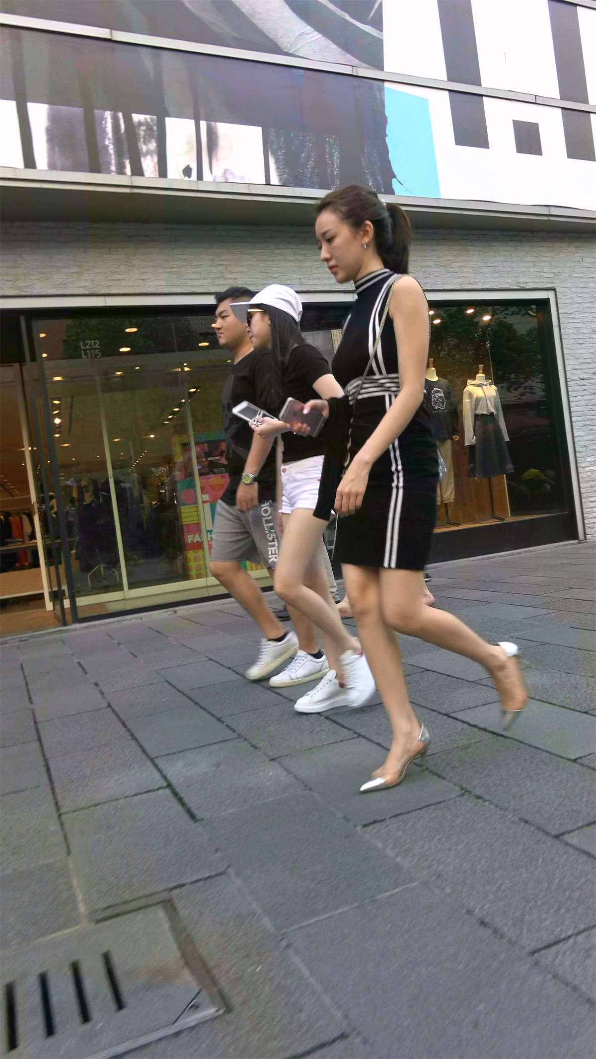 图片[2]-性感包臀裙银白色高跟美女-日更街拍