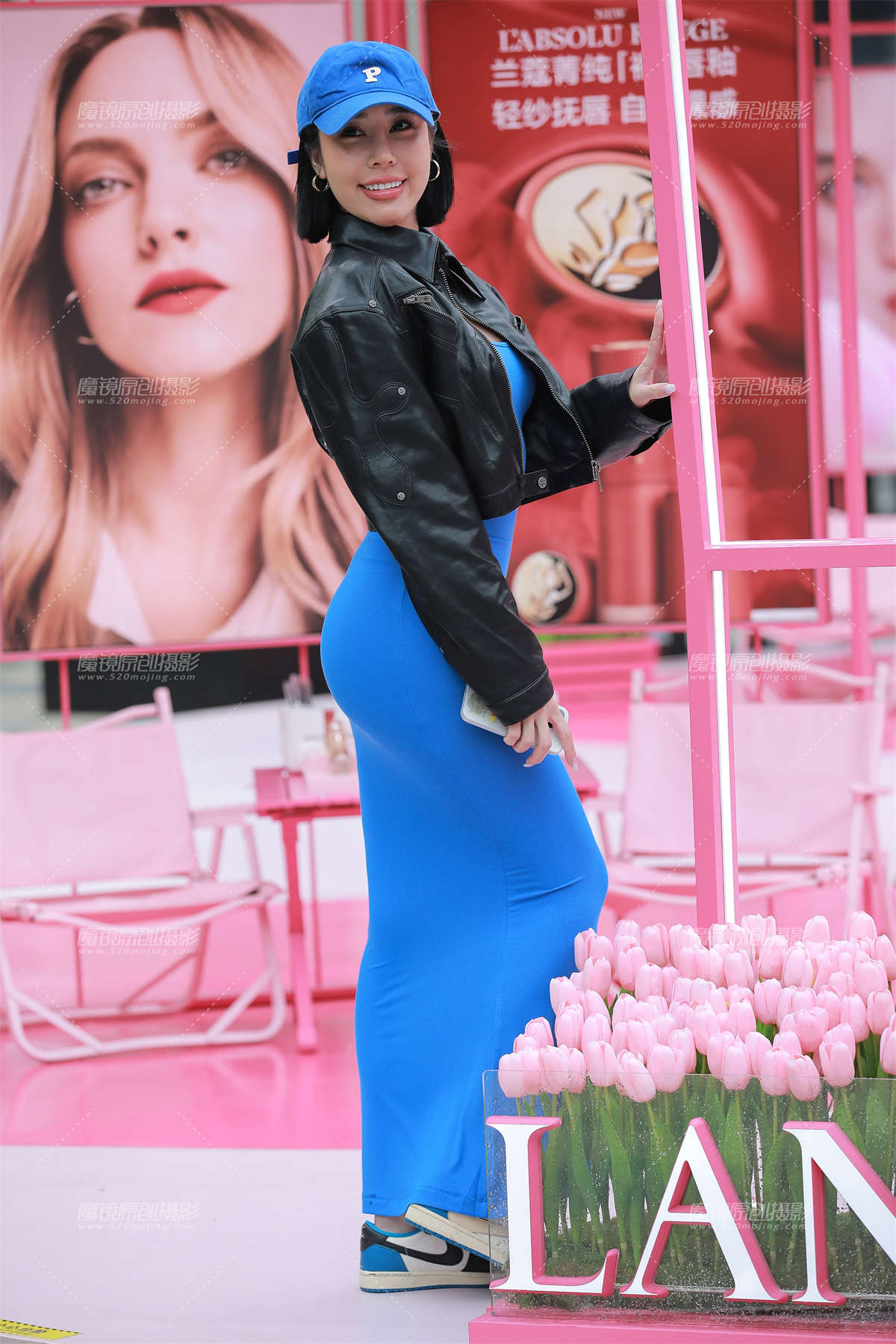 性感蓝色包臀裙美女-日更街拍