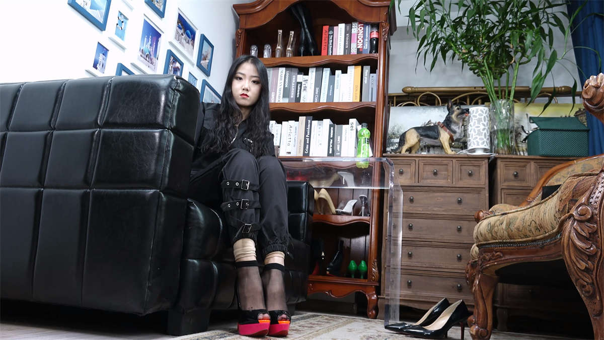 Sexy Asian Girls Feet Vol.179 JiaJia 展示赤红的黑色透明短丝脚底-日更街拍