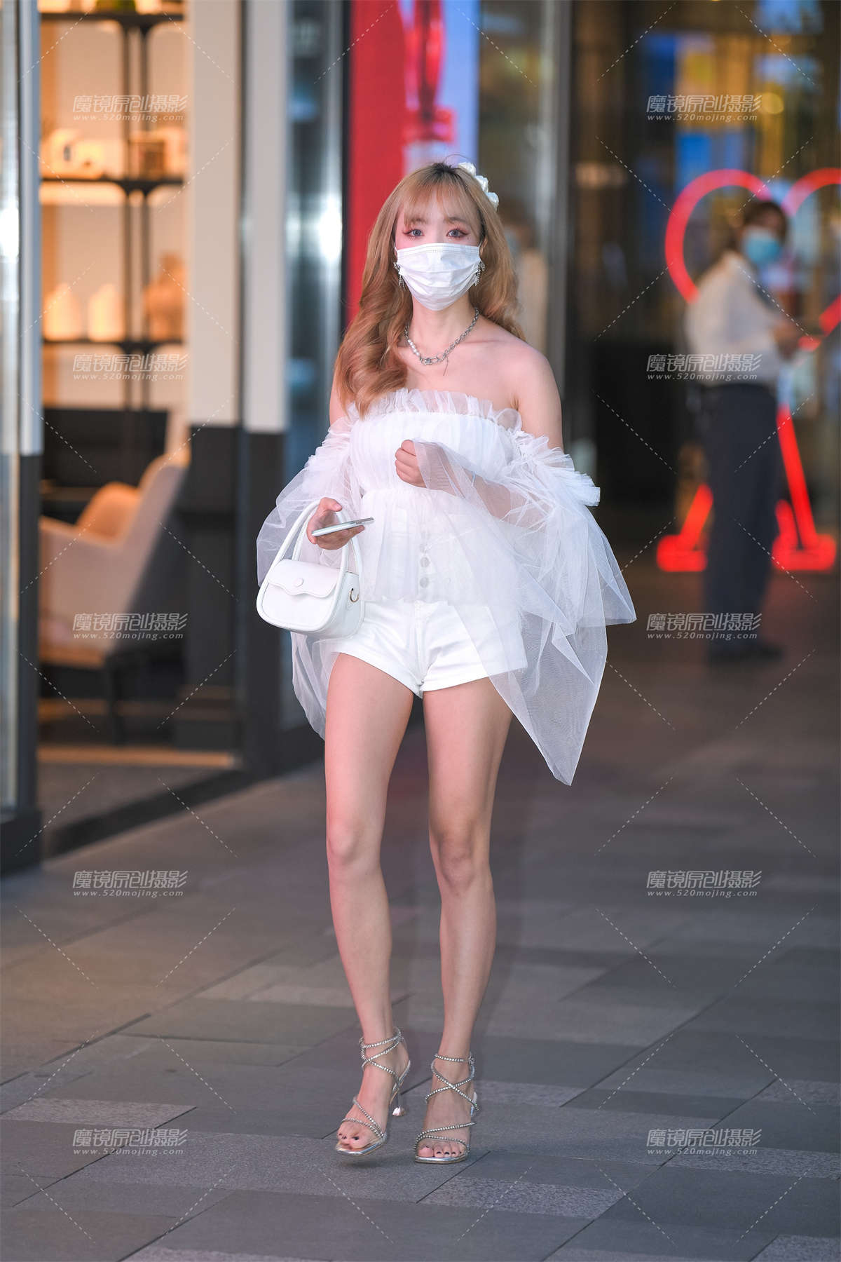 白纱裹胸美女-日更街拍