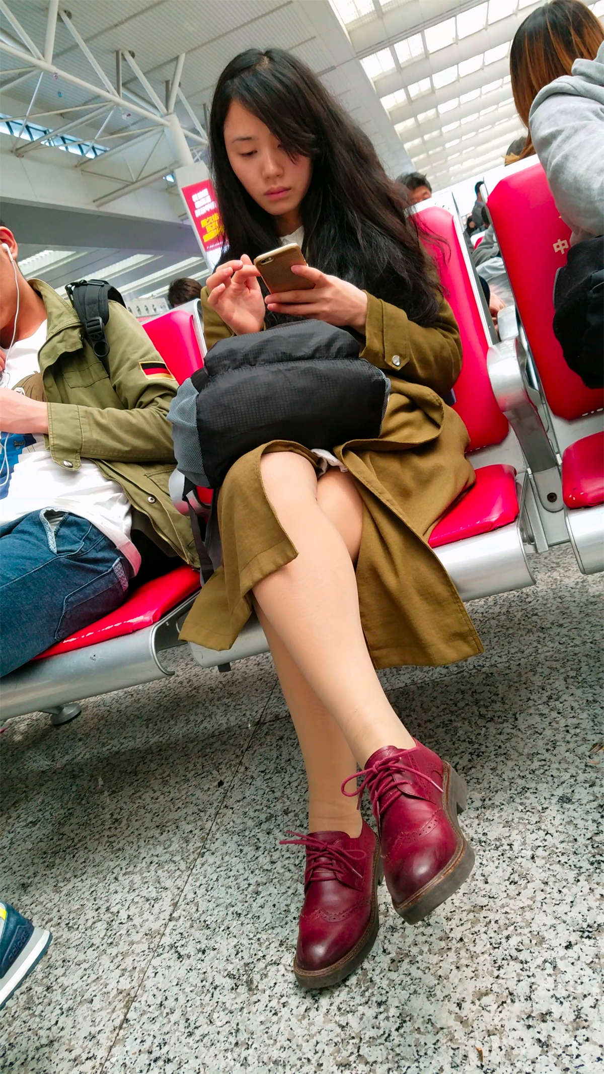 高铁站候车的肉色丝袜长发美眉-日更街拍