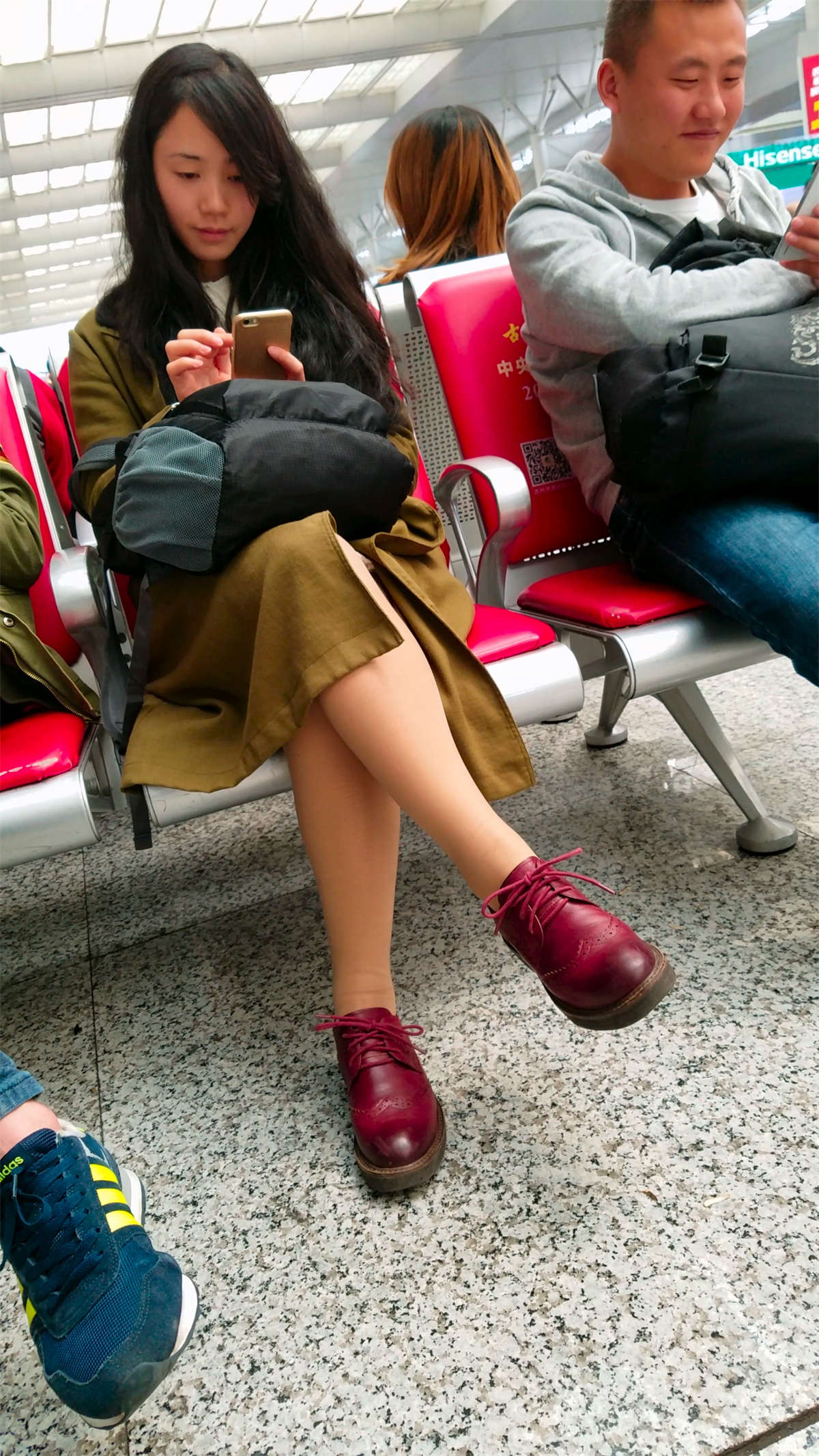 图片[2]-高铁站候车的肉色丝袜长发美眉-日更街拍